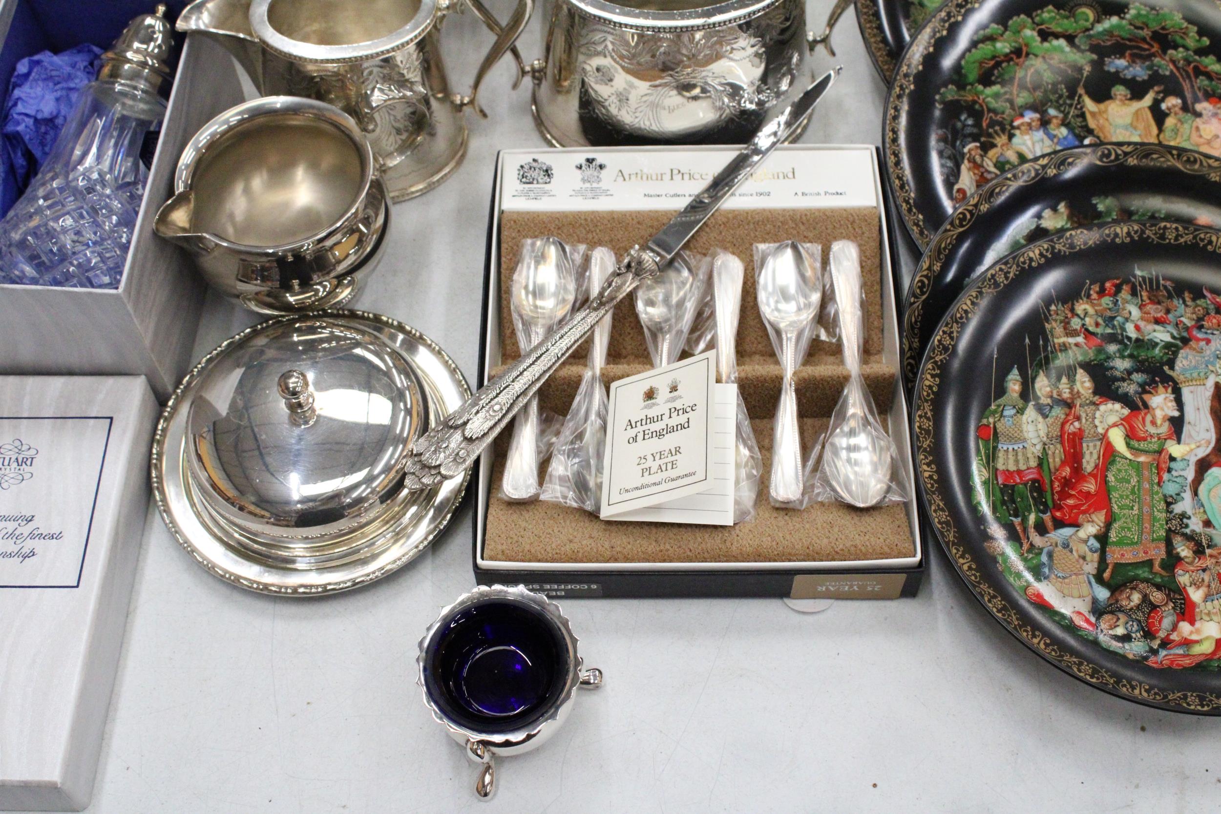 A MIXED LOT OF SILVER PLATE TO INCLUDE A TEAPOT, JUGS, CANDELABRA ETC - Image 2 of 5