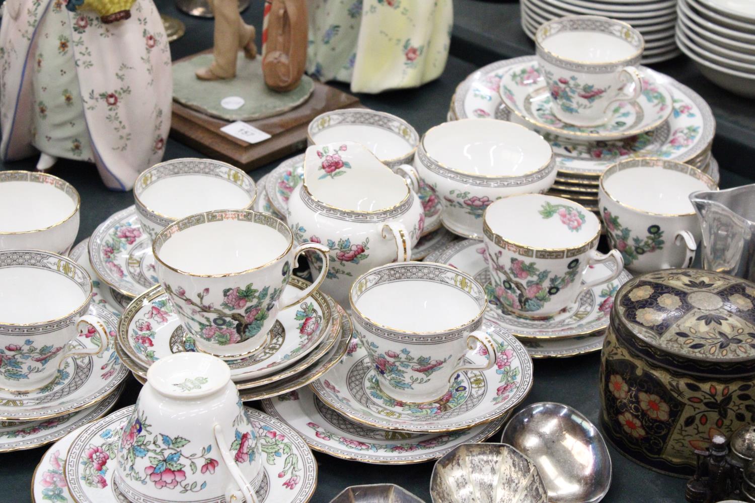 A VINTAGE AYNSLEY 'INDIAN TREE' TEASET TO INCLUDE, A CREAM JUG, SUGAR BOWL, CUPS, SAUCERS AND SIDE - Image 5 of 6