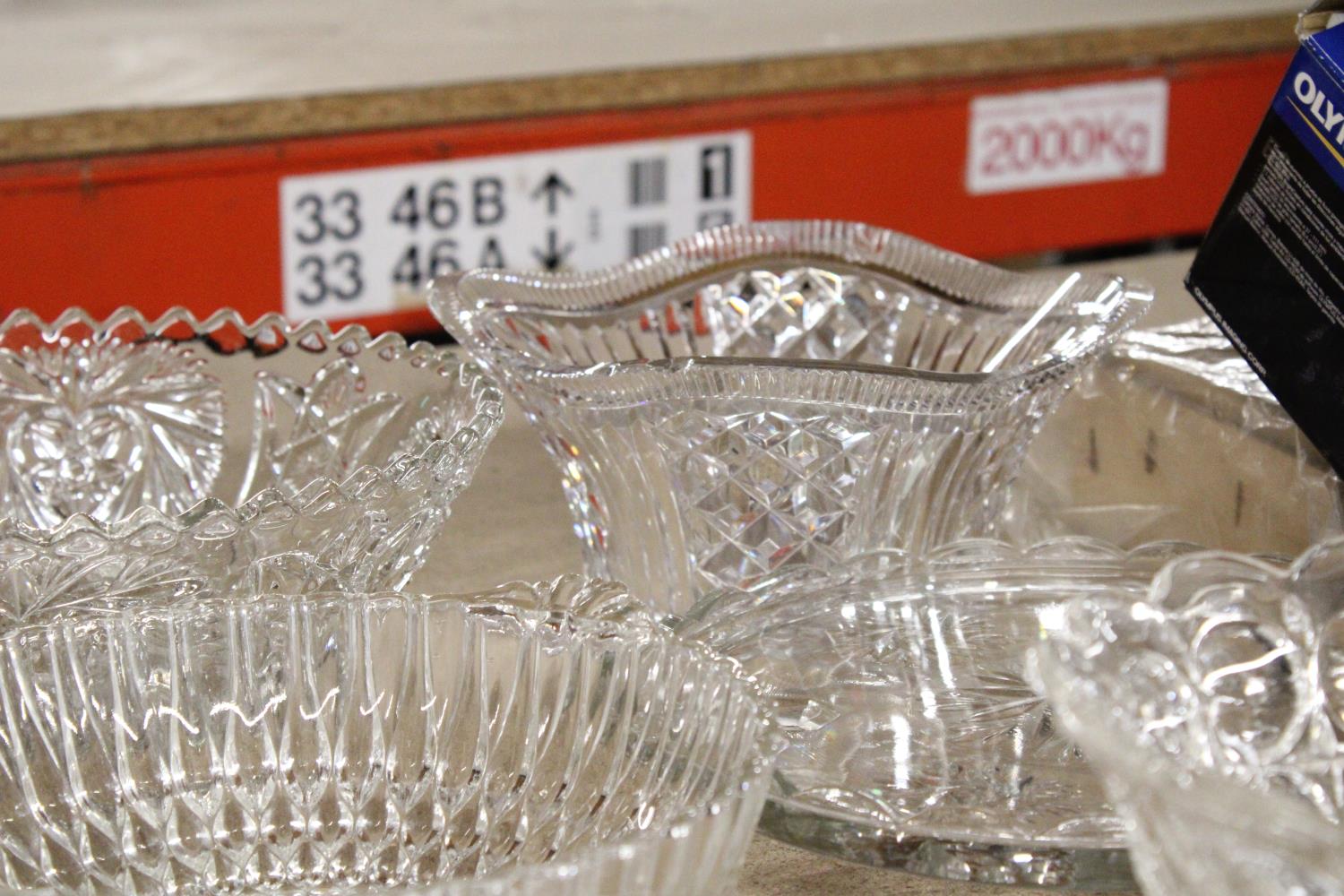 FIVE VINTAGE GLASS BOWLS AND A CAKE PLATE - Image 5 of 5