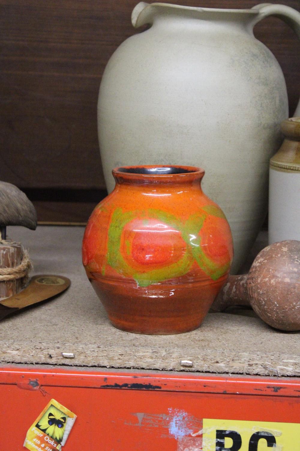 A QUANTITY OF STONEWARE JUGS WITH A VINTAGE STORAGE JAR PLUS A FOSTERS POTTERY VASE - Image 2 of 6