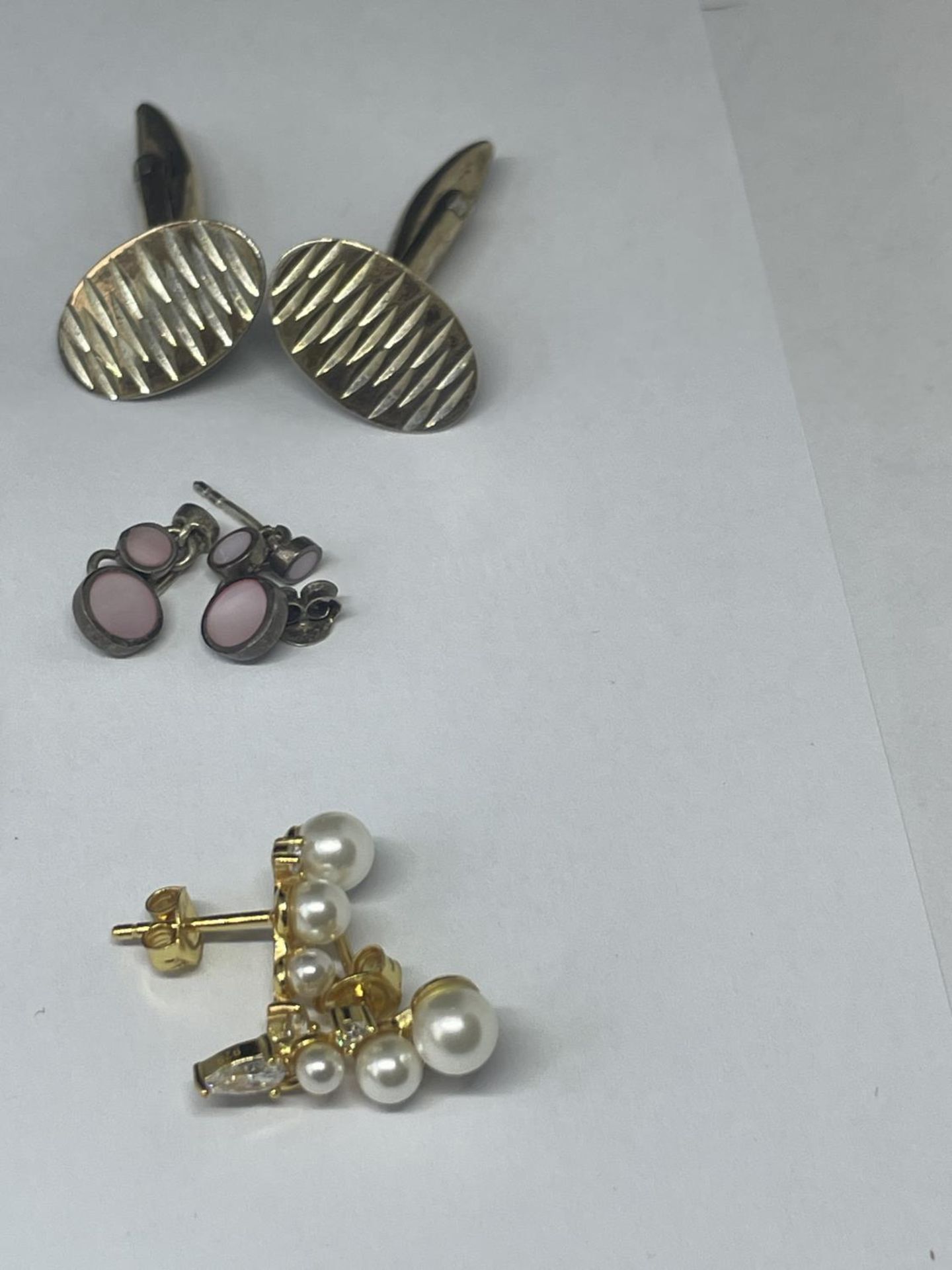 VARIOUS ITEMS TO INCLUDE FIVE PAIRS OF EARRINGS, A RELIGIOUS PENDANT AND A PAIR OF CUFFLINKS - Image 3 of 4