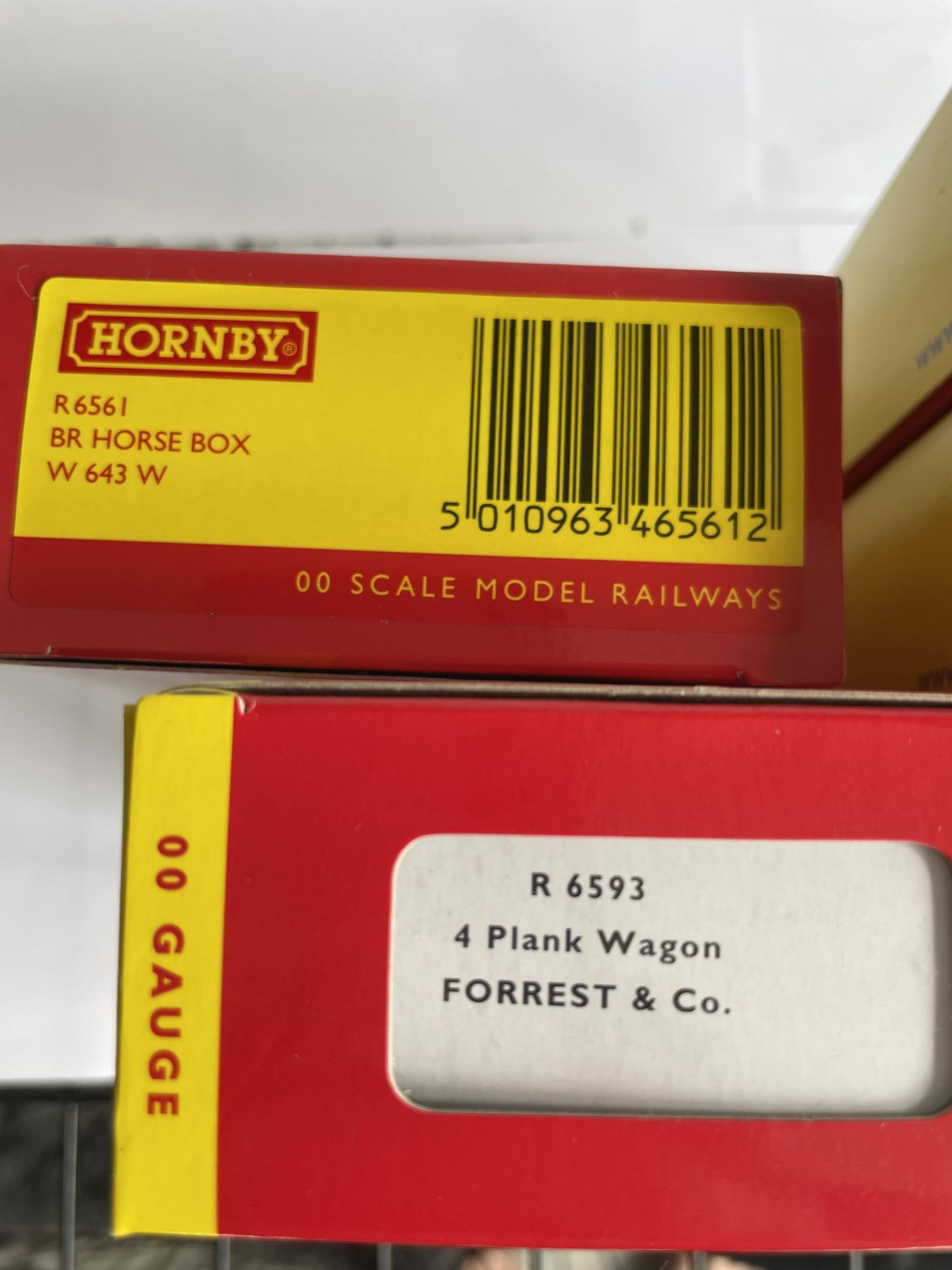 FIVE BOXED HORNBY 00 GAUGE FREIGHT CARRIAGES TO INCLUDE THREE SHELL TANKERS, A HORSE BOX AND A PLANK - Image 5 of 5