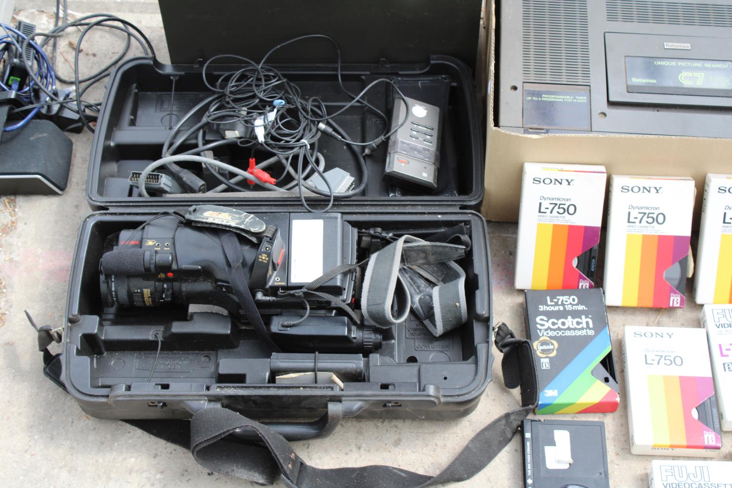 AN ASSORTMENT OF ITEMS TO INCLUDE A CAMCORDER AND A BETAMAX PLAYER ETC - Image 2 of 5