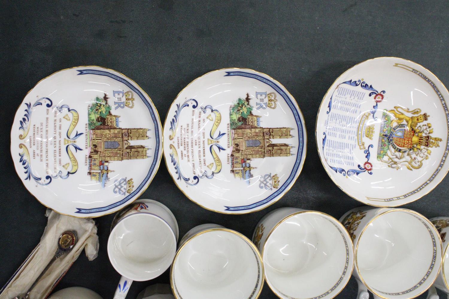 A COLLECTION OF COMMEMORATIVE WARE TO INCLUDE SPODE, AYNSLEY, MUGS ETC PLUS A BOM-BOM DISH WITH A - Image 4 of 7