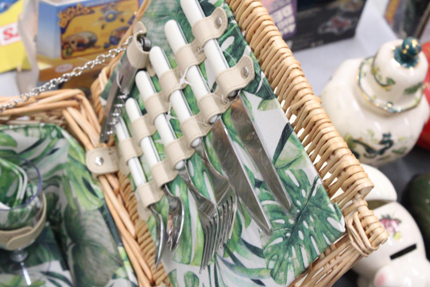 A WICKER PICNIC BASKET WITH LEAF PATTERN INTERIOR TO INCLUDE KNIVES, FORKS, SPOONS, PLATES, SALT AND - Image 5 of 7