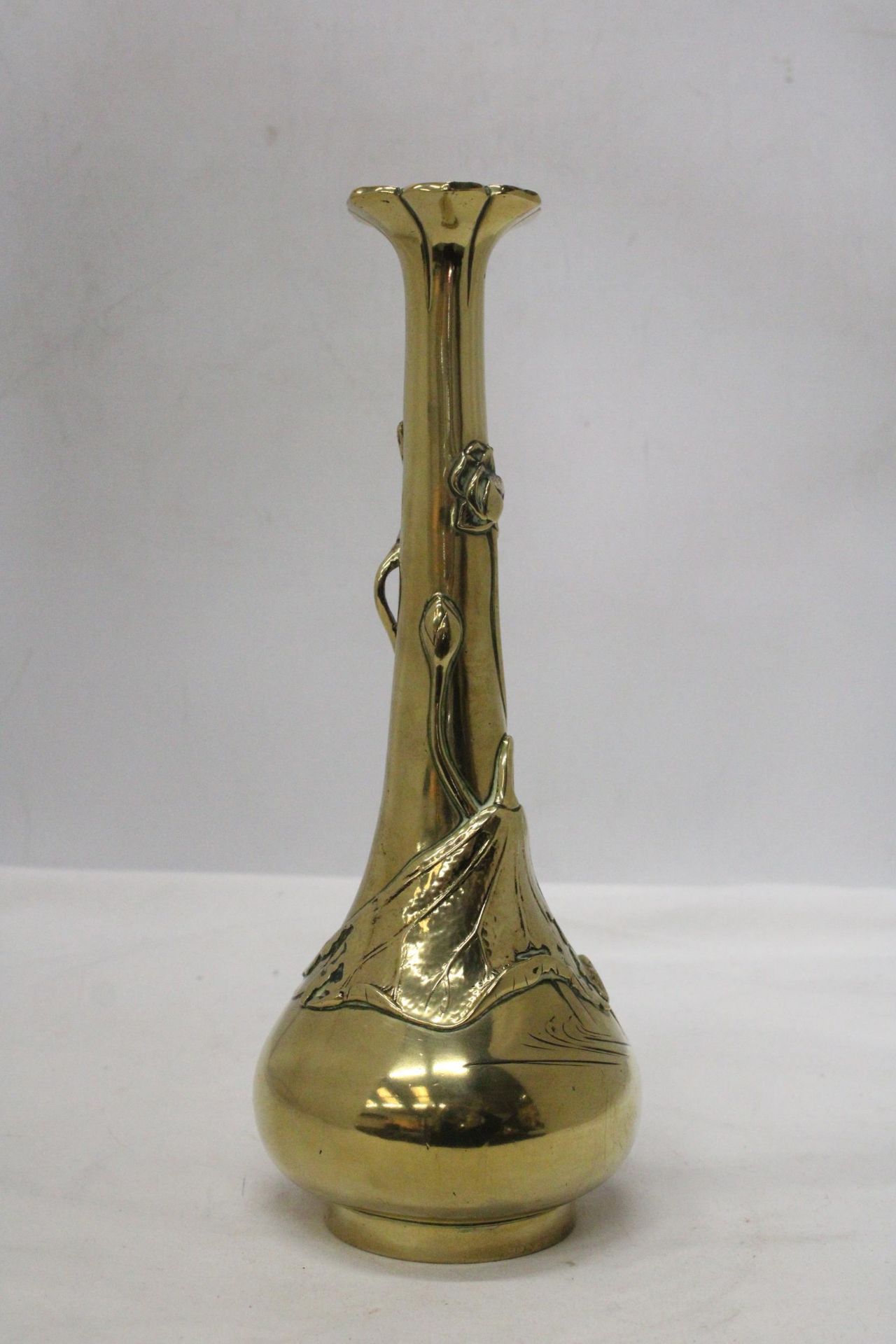 AN ORIENTAL BRASS ART NOUVEAU LONG NECKED VASE MARKED TO THE BASE - Image 2 of 6