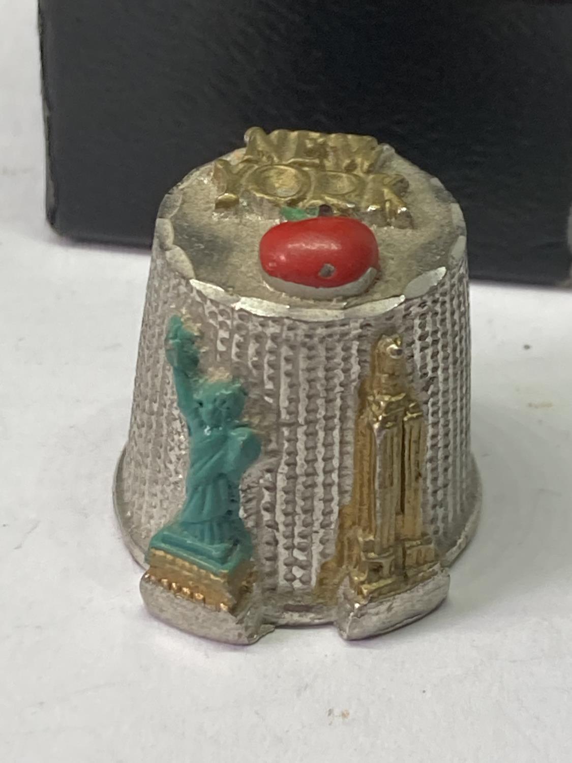 A VINTAGE PEWTER THIMBLE DEPICTING NEW YORK