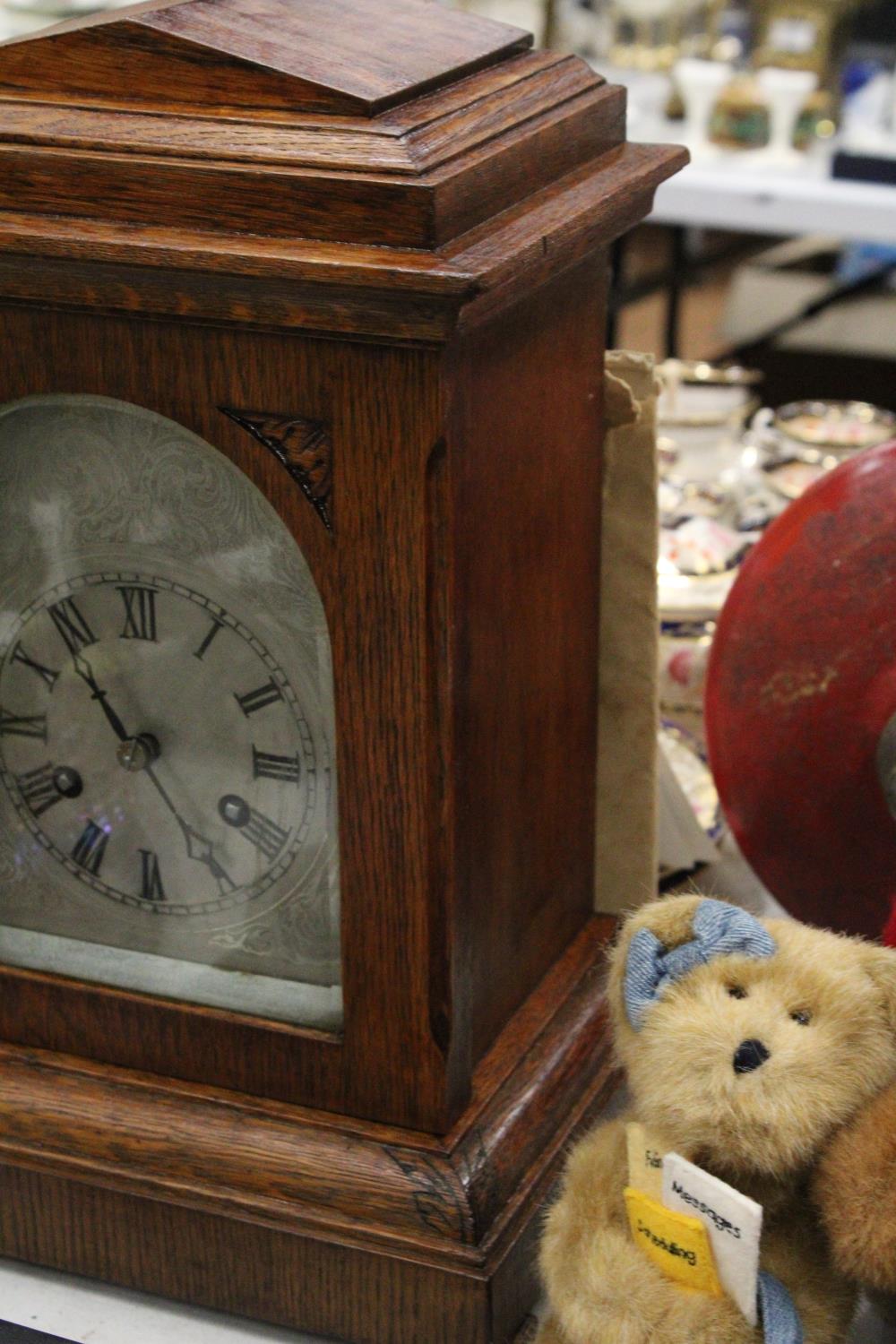 AN EDWARDIAN OAK CASED MANTLE CLOCK WITH PENDULUM, WORKING AT TIME OF CATALOGUING, NO WARRANTY - Image 2 of 4