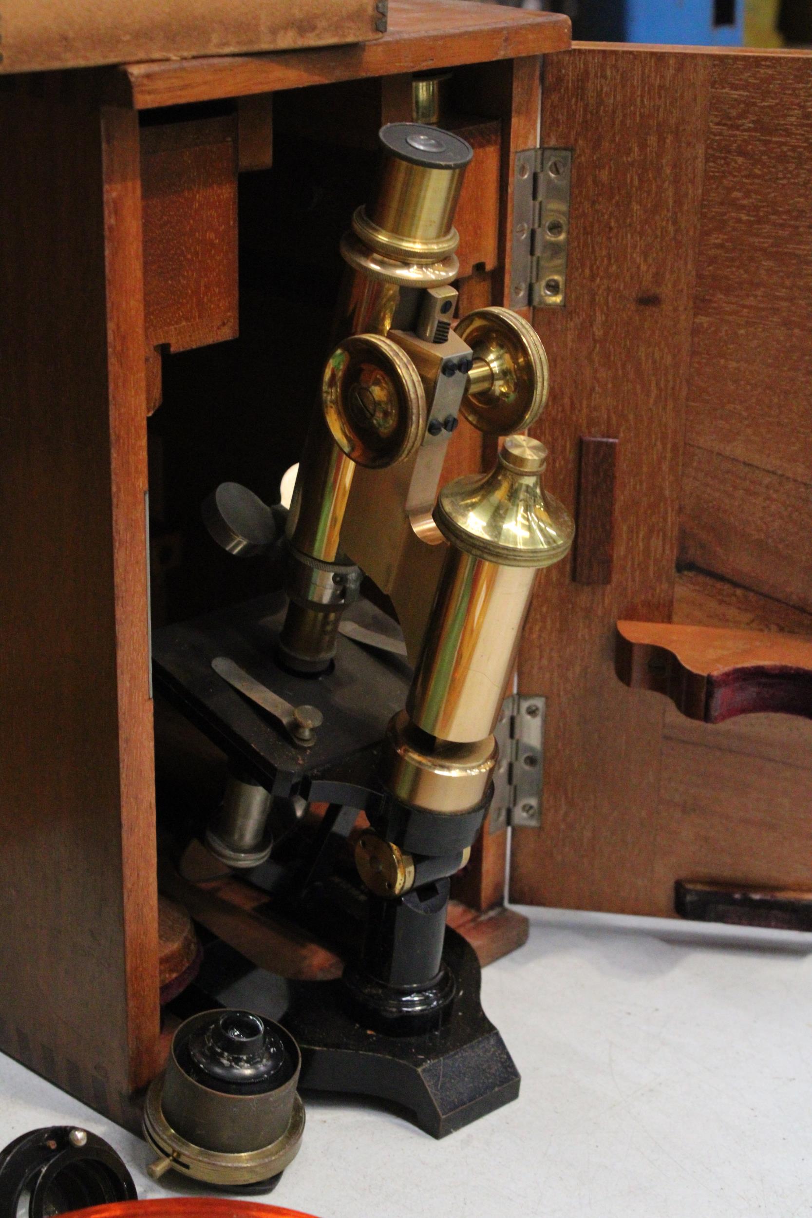 AN ANTIQUE E. LEITZ WETZIAR OPTICAL SCIENCE INSTRUMENT MICROSCOPE NO. 76905 IN A MAHOGANY CASED - Image 3 of 10