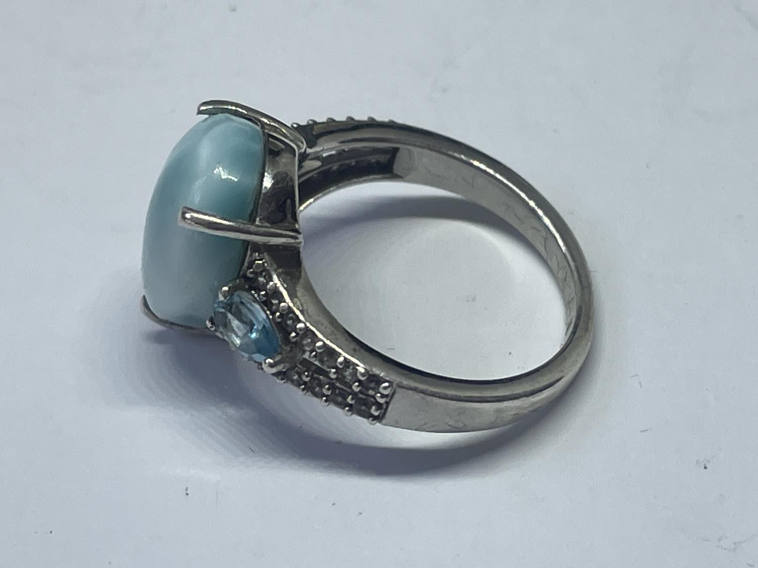 A SILVER DRESS RING IN A PRESENTATION BOX - Image 3 of 3