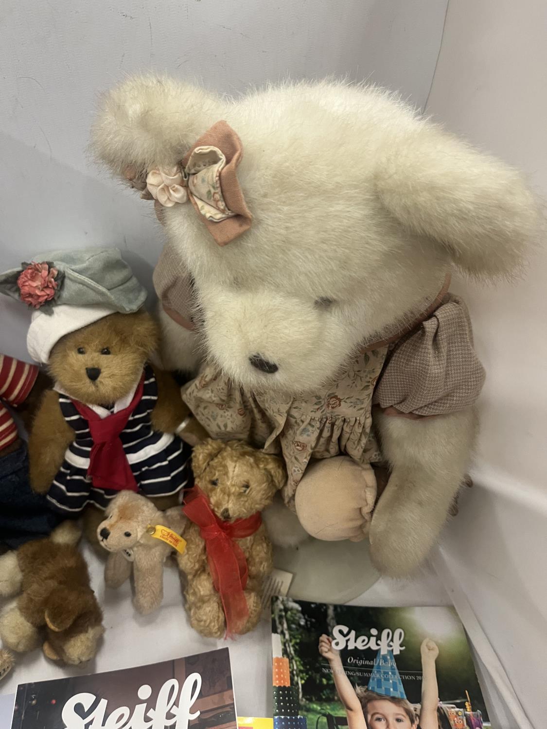 AN ASSORTMENT OF TEDDY BEARS TO INCLUDE A SMALL STEIFF DOG, BOYDS BEARS AND A COLLECTION OF BEAR - Bild 4 aus 7