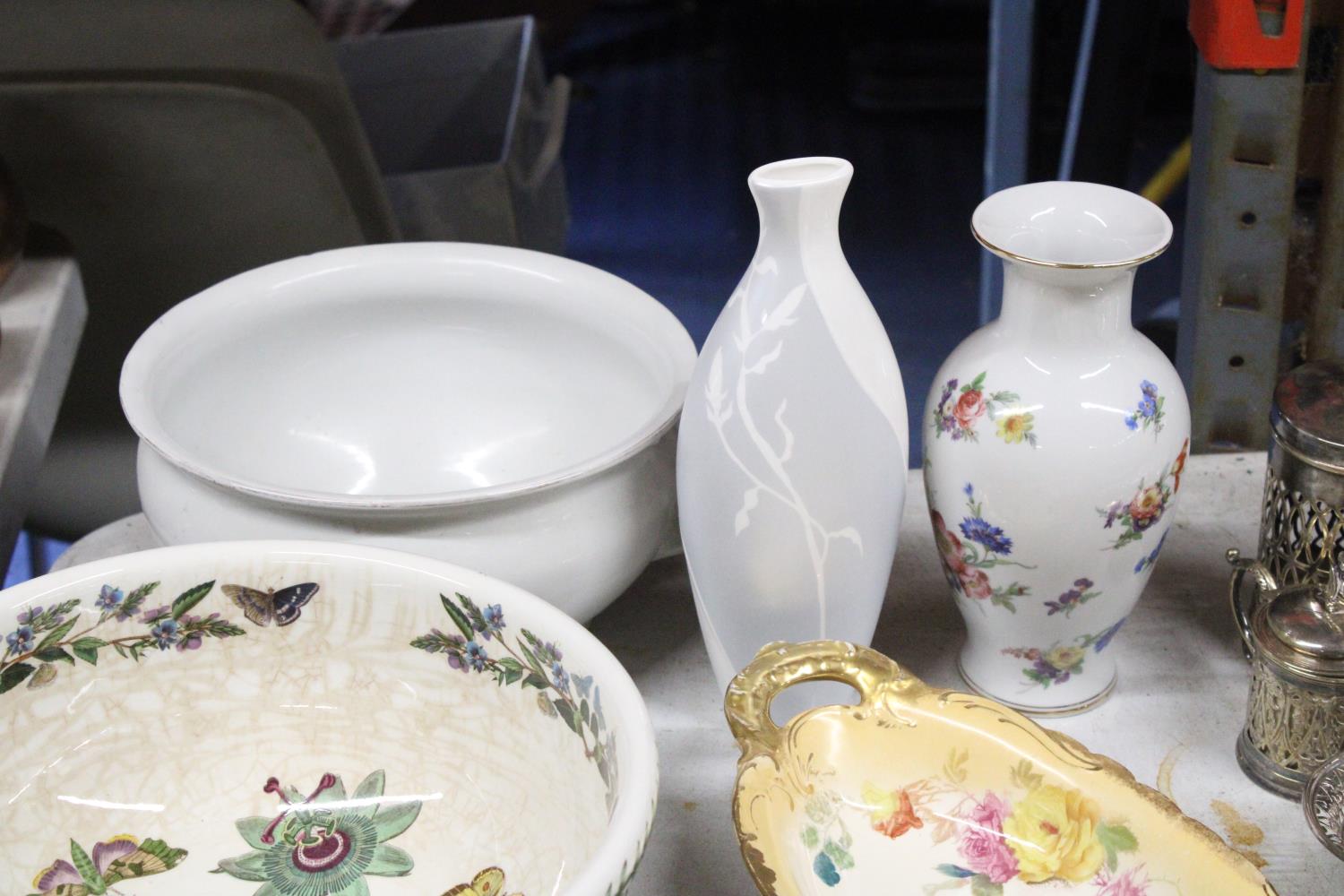 A MIXED LOT TO INCLUDE A LARGE PORTMEIRION BOWL, A FENTON JUG, A ROYAL WORCESTER TRINKET DISH PLUS A - Image 3 of 5