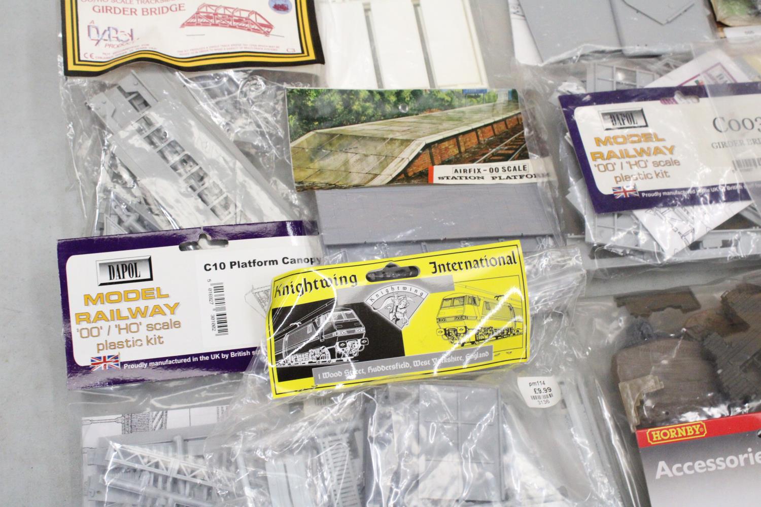 VARIOUS MODEL RAILWAY ACCESSORY KITS TO INCLUDE BRIDGES, TOWERS, TELEGRAPH POLES ETC. MAINLY 00 - Image 4 of 6