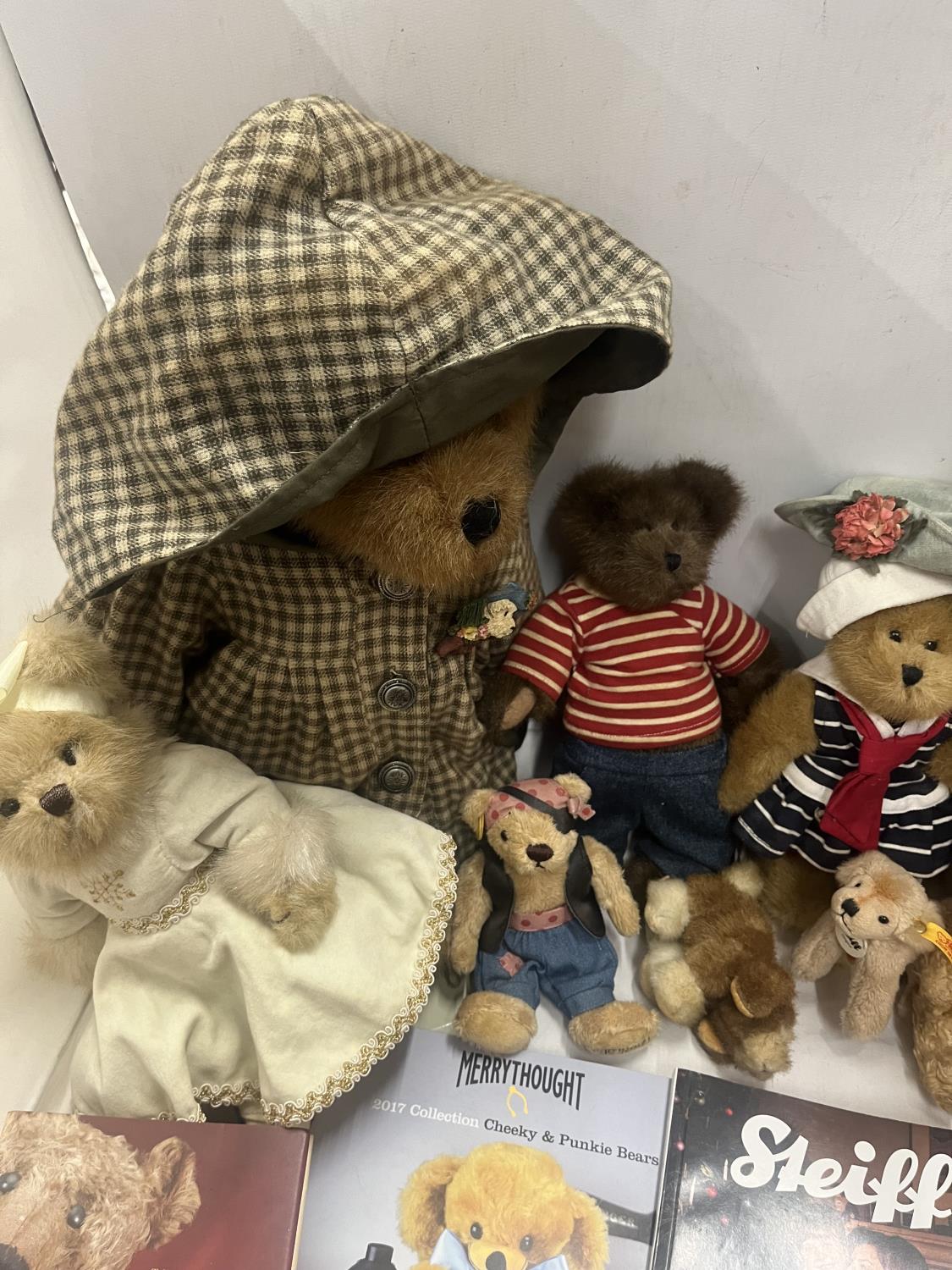 AN ASSORTMENT OF TEDDY BEARS TO INCLUDE A SMALL STEIFF DOG, BOYDS BEARS AND A COLLECTION OF BEAR - Image 5 of 7