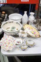 A MIXED LOT TO INCLUDE A LARGE PORTMEIRION BOWL, A FENTON JUG, A ROYAL WORCESTER TRINKET DISH PLUS A