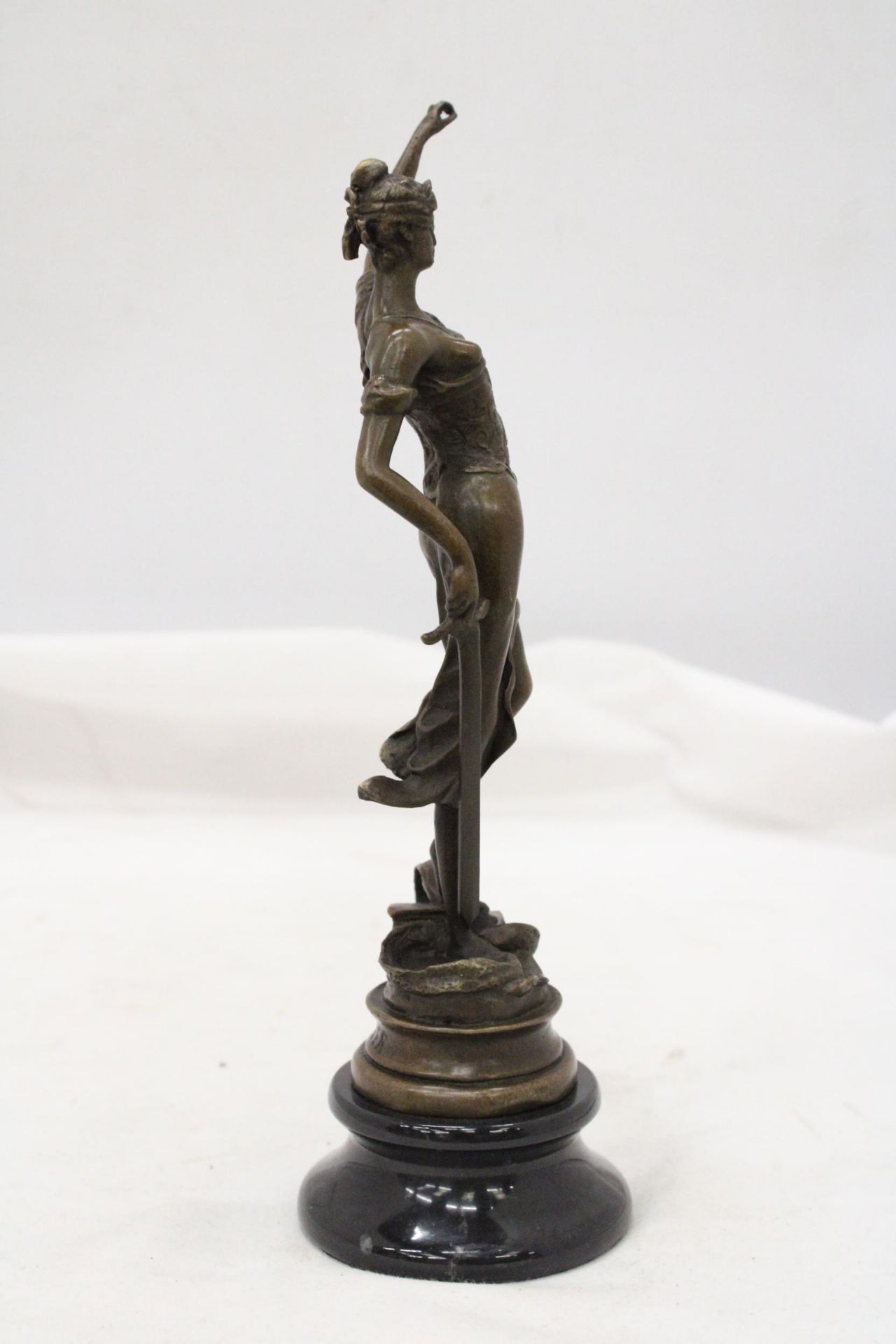 A BRONZE FIGURE BLIND JUSTICE ON A MARBLE BASE SIGNED MATER - Image 4 of 5