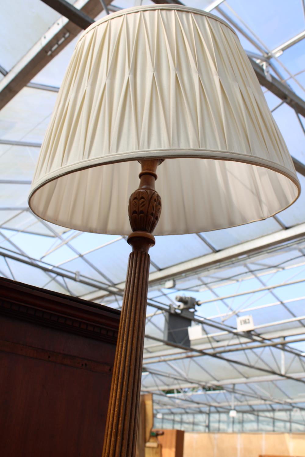 AN OAK STANDARD LAMP WITH TURNED AND FLUTED COLUMN ON ROUND BASE WITH SHADE - Bild 3 aus 3