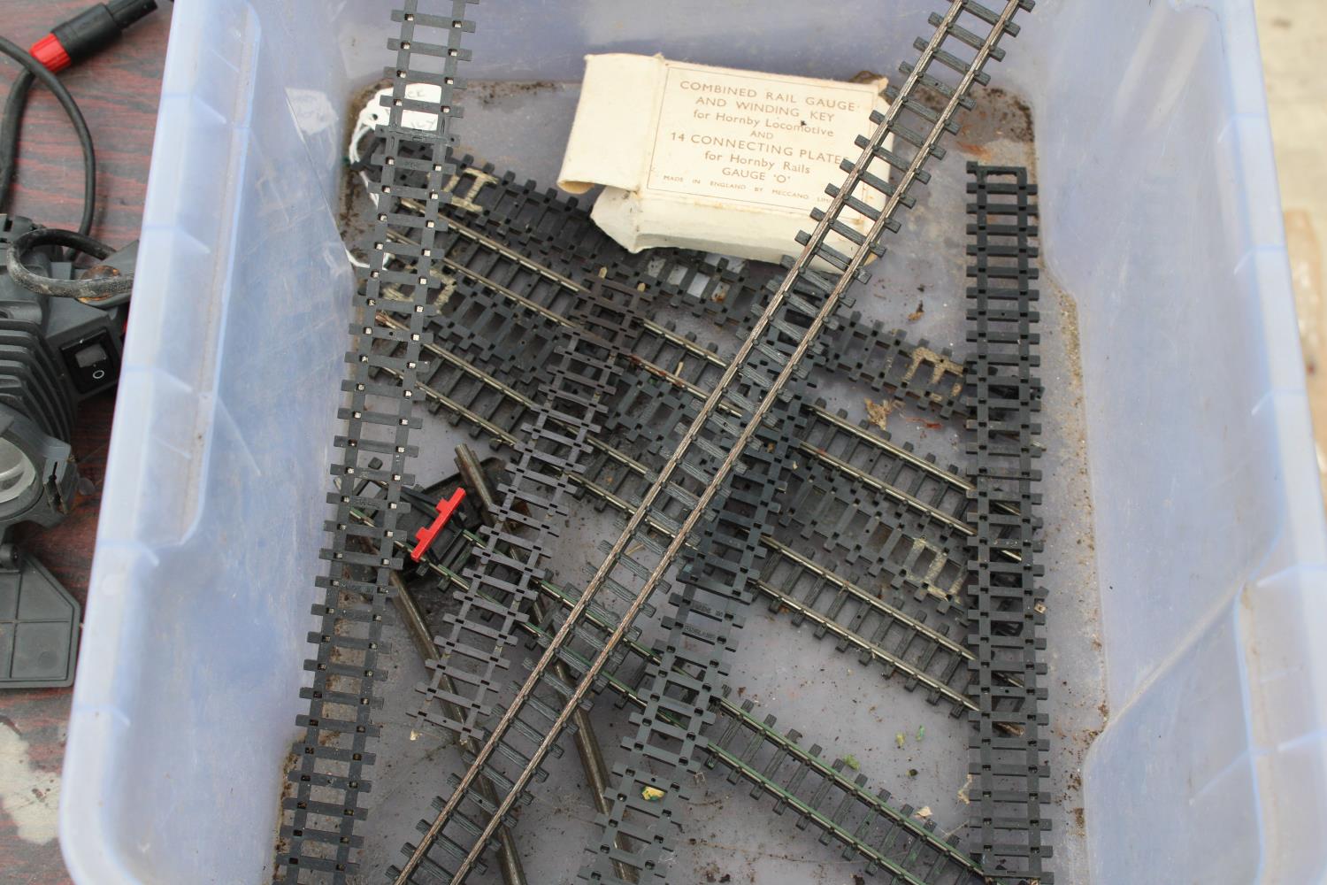 AN ASSORTMENT OF MODEL RAILWAY TRACK AND TWO PAGLIGHTS - Image 3 of 4