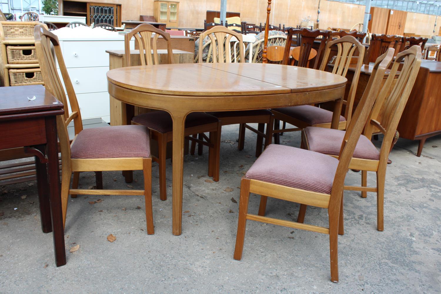 A PARKER KNOLL RETRO TEAK EXTENDING DINING TABLE 60" X 39" (LEAF 21") AND SIX DINING CHAIRS - Bild 3 aus 4