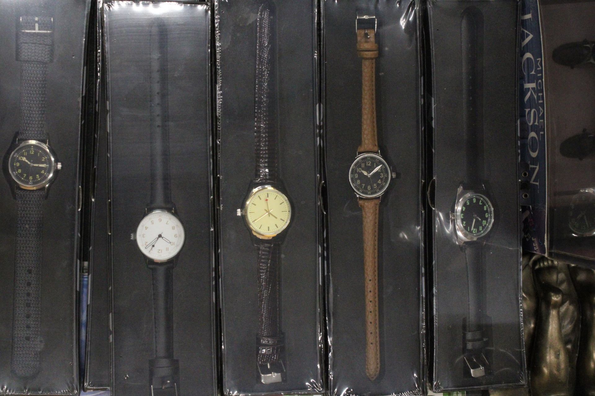 A SELECTION OF MILITARIAN WATCHES TOGETHER WITH A COLLECTION OF MILITARY WATCH MAGAZINES - Image 3 of 6