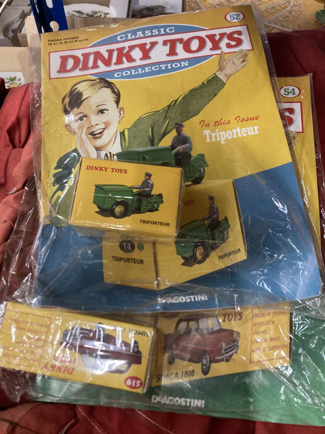 AN ASSORTMENT OF VINTAGE TOYS AND GAMES TO INCLUDE A RUSSIAN DOLL, DINKY VEHICLES, HAND PUPPETS - Bild 2 aus 7