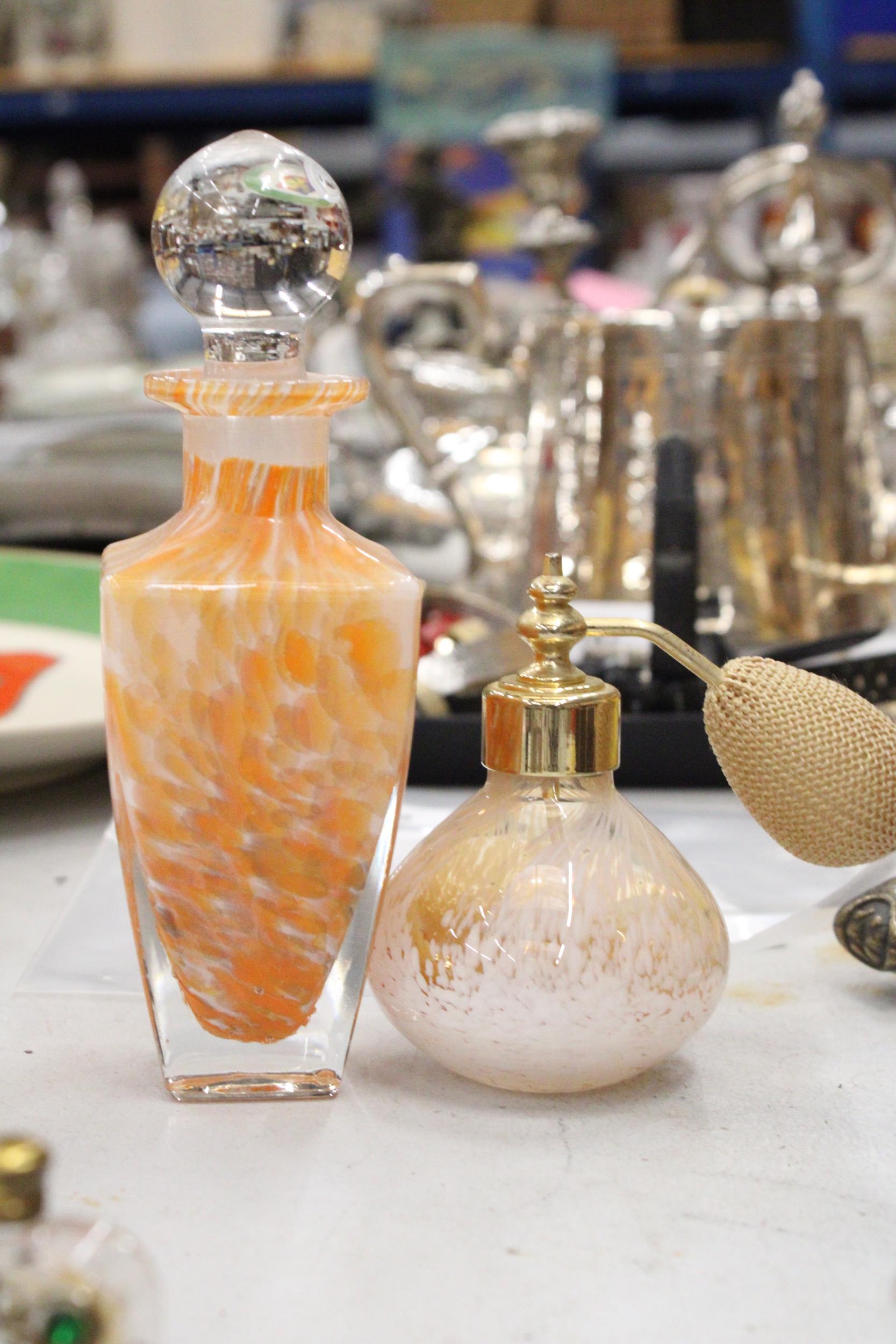 FOUR SMALL VINTAGE SCENT BOTTLES AND FOUR LARGER - Image 4 of 4