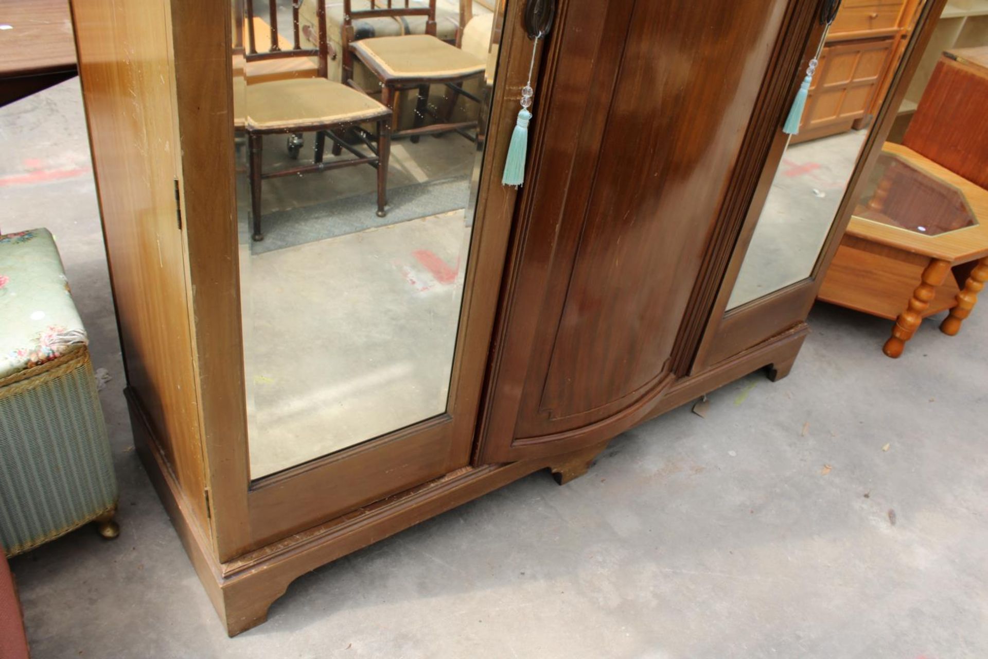AN EDWARDIAN MAHOGANY PARTIALLY BOW FRONTED MIRROR-DOOR WARDROBE ON BRACKET FEET, 61" WIDE - Image 3 of 5