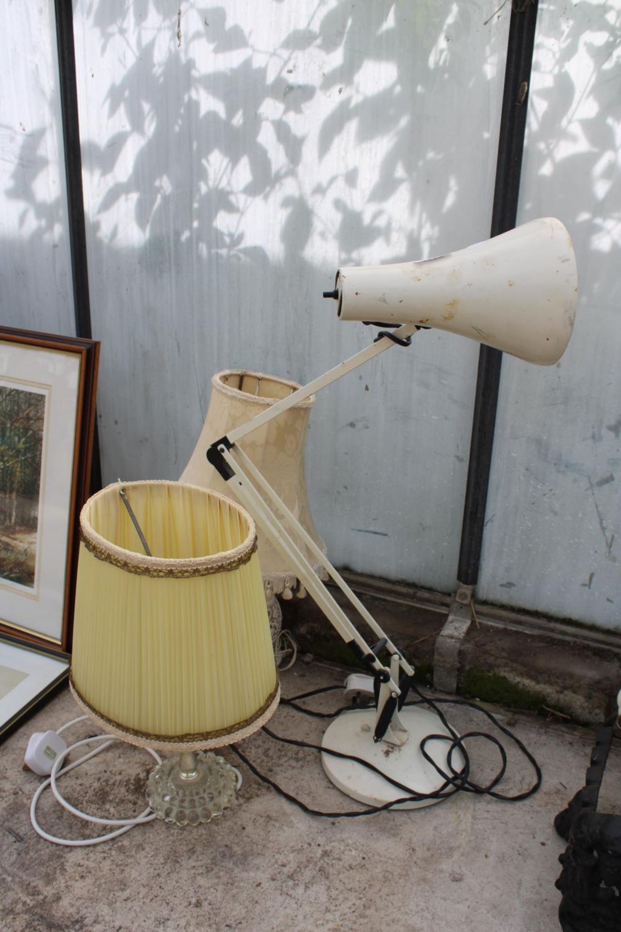 THREE VARIOUS TABLE LAMPS TO INCLUDE A RETRO ANGLE POISE EXAMPLE