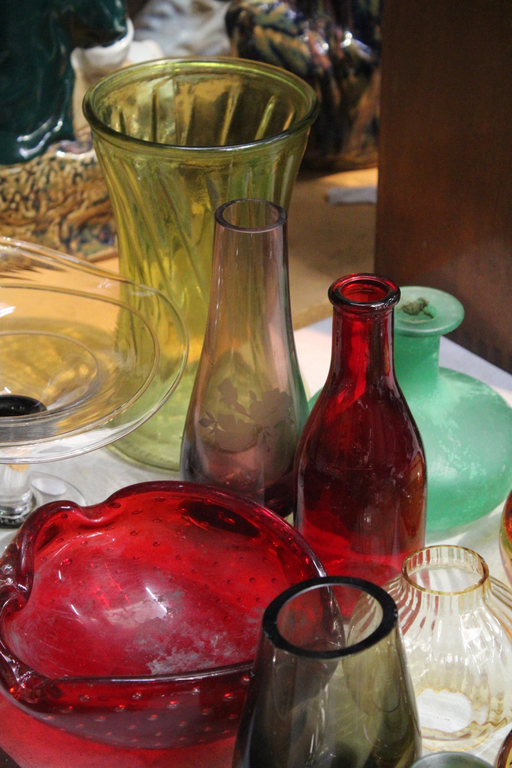A QUANTITY OF GLASSWARE TO INCLUDE A TIFFANY & CO., APPLE PAPERWEIGHT, A WHITEFRIAR'S STYLE BUBBLE - Image 2 of 10