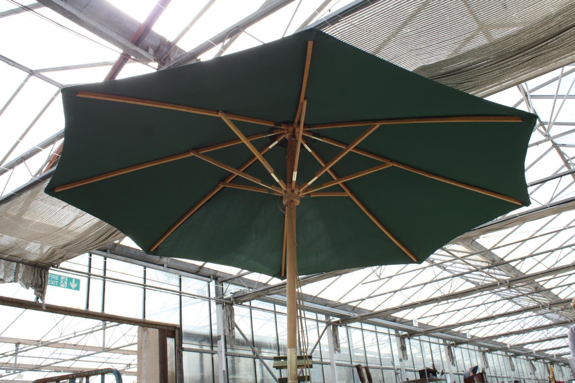 AN OVAL TEAK EXTENDING GARDEN TABLE WITH TWO FOLDING TEAK CHAIRS, A PARASOL AND PARASOL BASE - Image 4 of 5