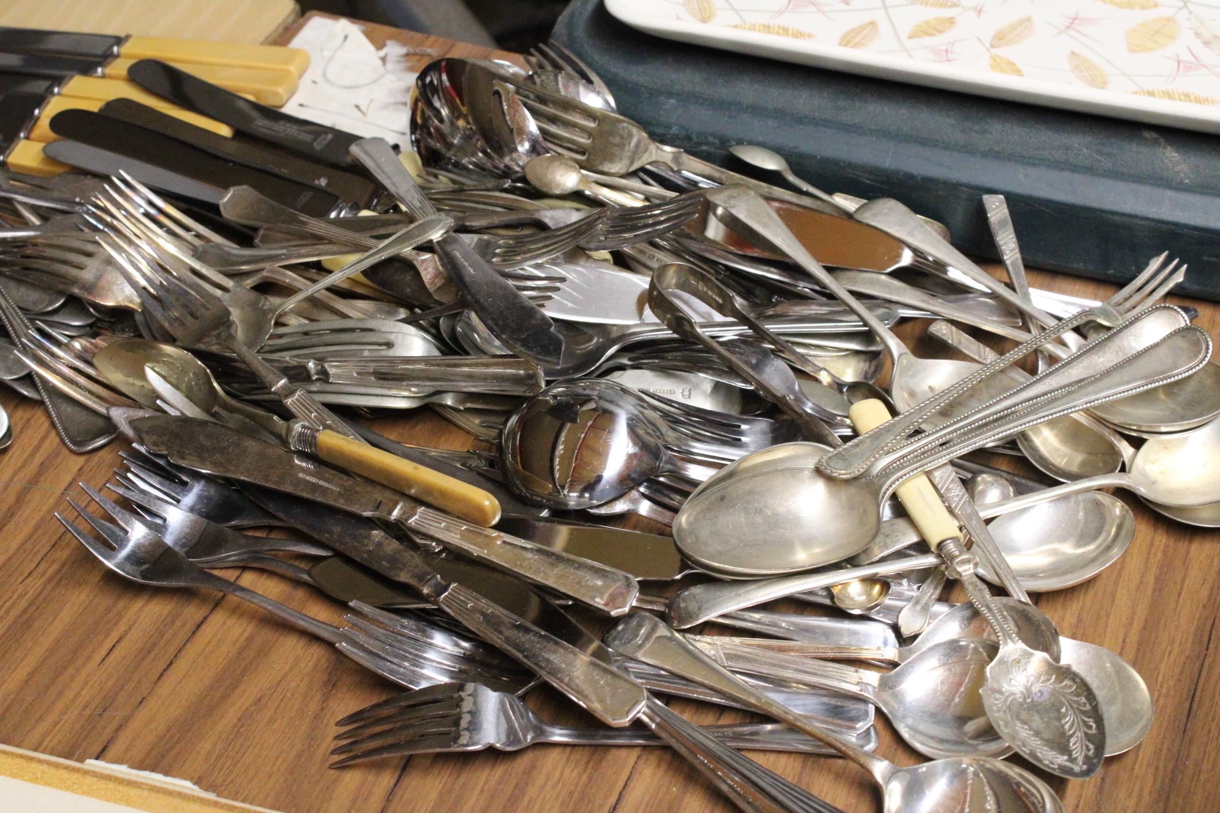 A LARGE QUANTITY OF VINTAGE FLATWARE - Image 4 of 4
