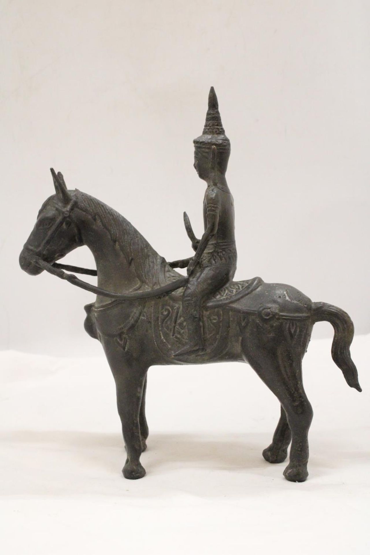 AN ORIENTAL BRONZE HORSE AND WARRIOR RIDER, HEIGHT 25CM, LENGTH 23CM - Image 3 of 5