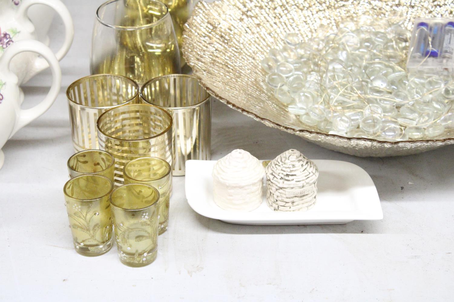 A QUANTITY OF GLASSWARE TO INCLUDE A LARGE RIBBED BOWL, GLASSES AND TUMBLERS WITH GILT BAND PATTERN, - Image 3 of 5