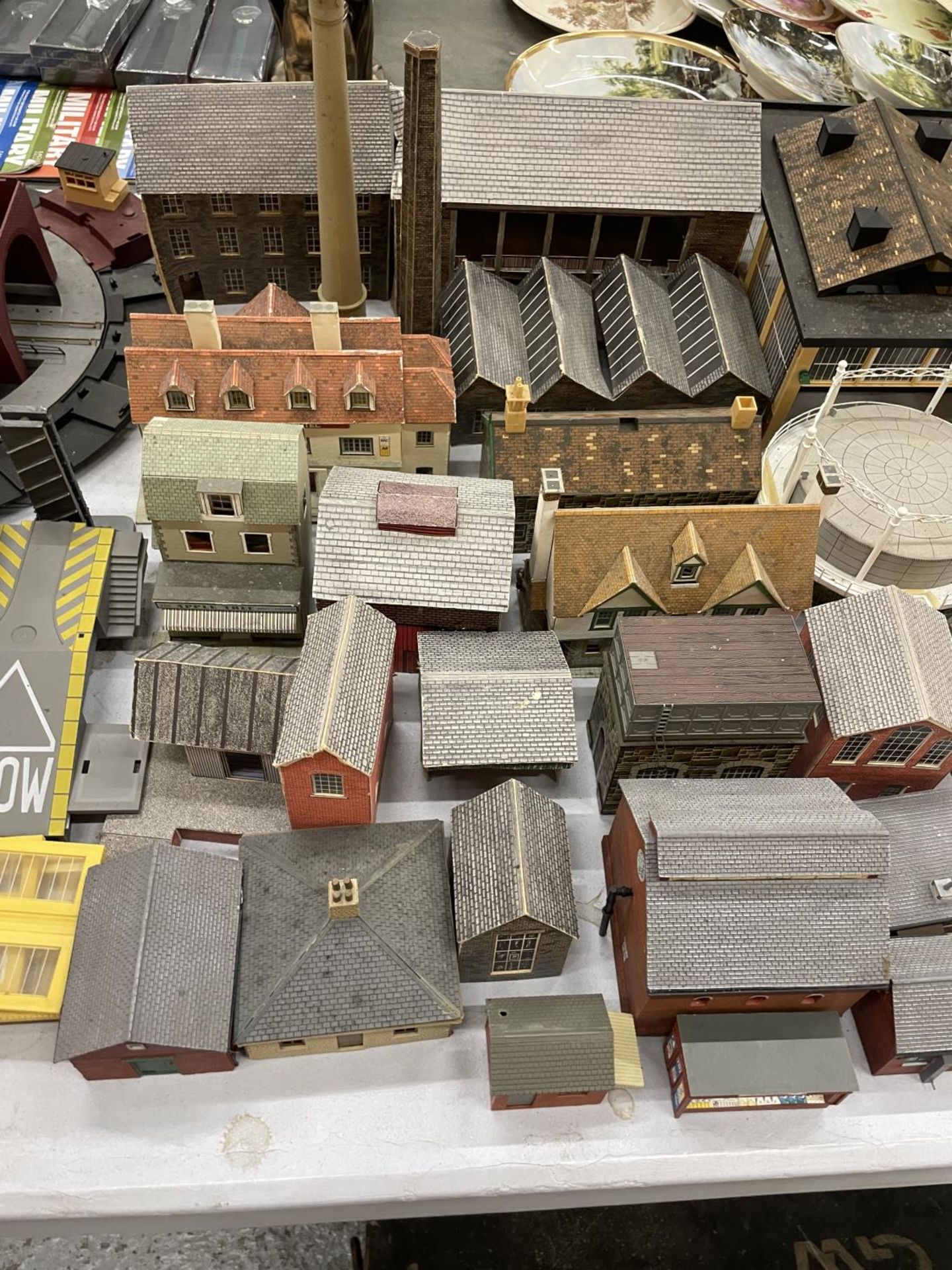 A LARGE MODEL RAILWAY TO INCLUDE HOUSES, SHEDS, BUILDINGS ETC - Image 4 of 6