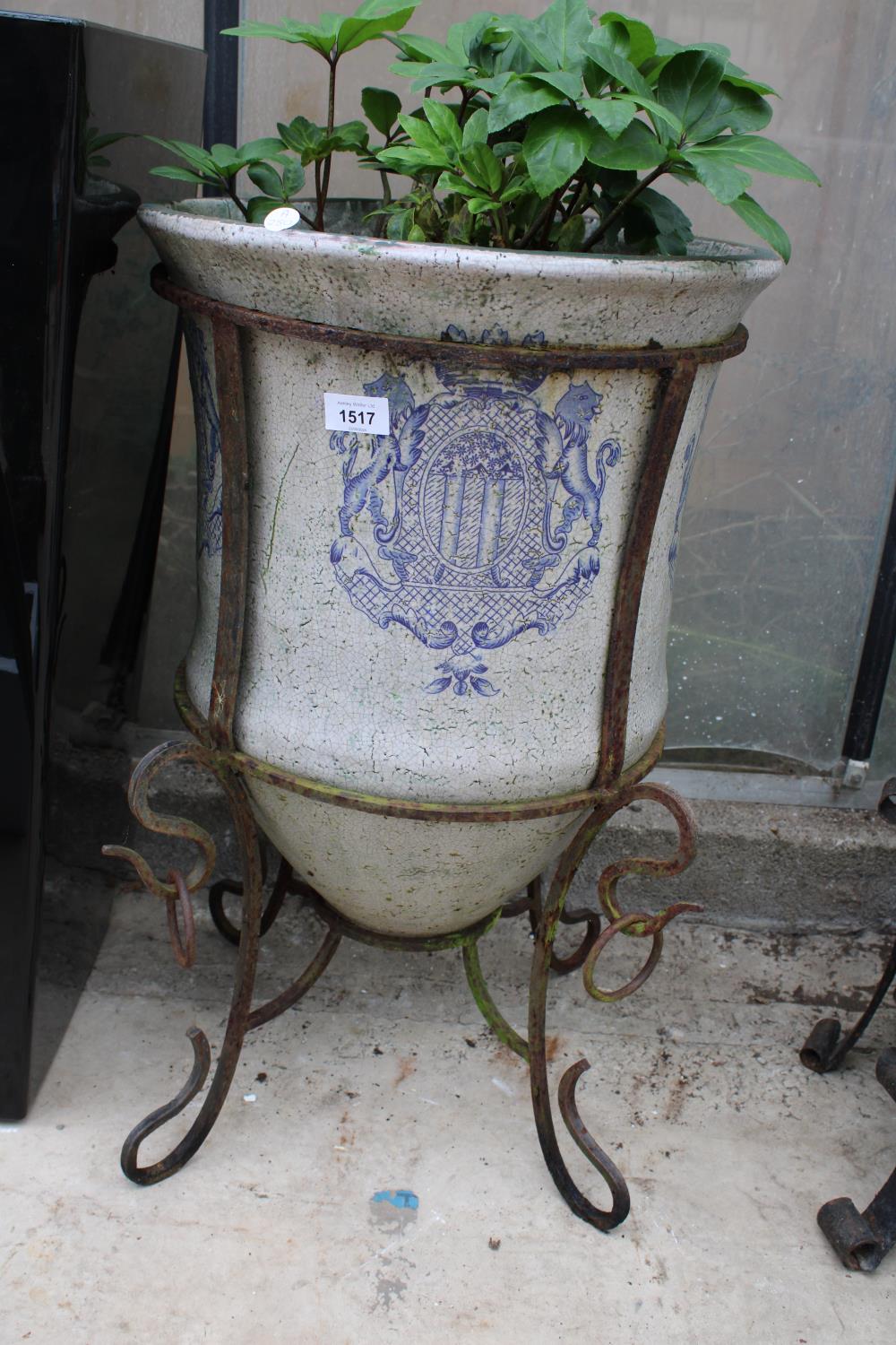 A DECORATIVE VINTAGE BLUE AND WHITE GLAZED PLANT POT WITH WROUGHT IRON STAND (H:66CM)