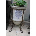A DECORATIVE VINTAGE BLUE AND WHITE GLAZED PLANT POT WITH WROUGHT IRON STAND (H:66CM)