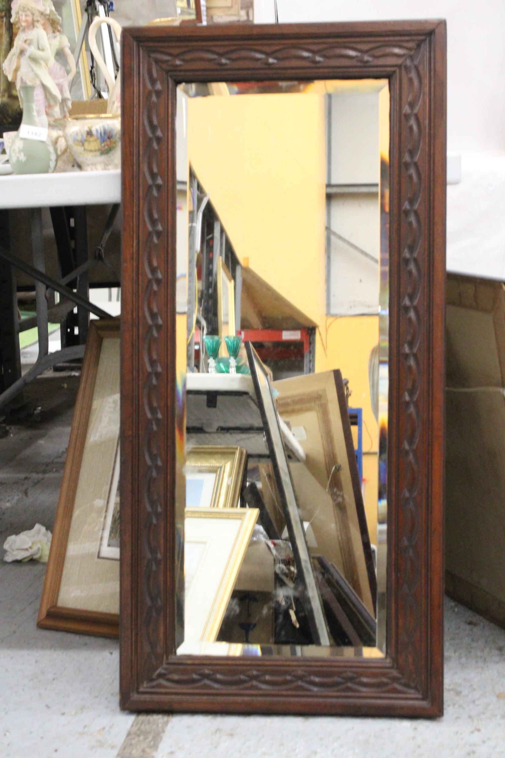 A VINTAGE MAHOGANY FRAMED MIRROR, WITH CARVED DETAIL AND BEVELLED GLASS, 44CM X 93CM - Image 3 of 4