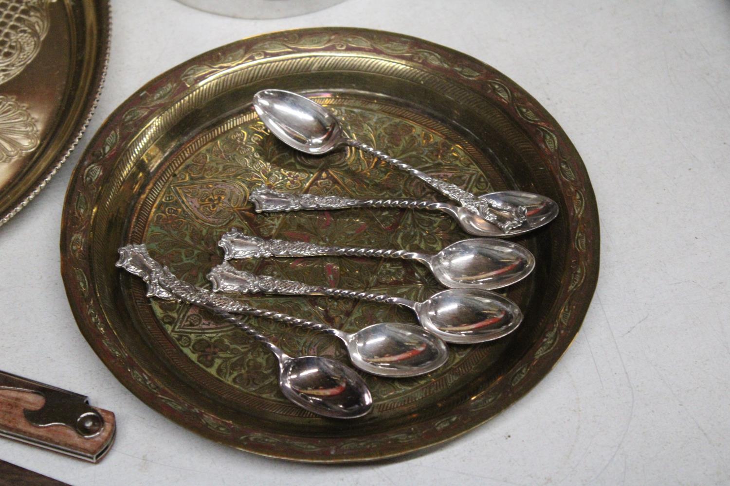 A MIXED LOT OF SILVER PLATE TO INCLUDE TWO TRAYS, A NOVELTY GOLF CLUB BOTTLE OPENER AND SPOON PLUS A - Image 2 of 4