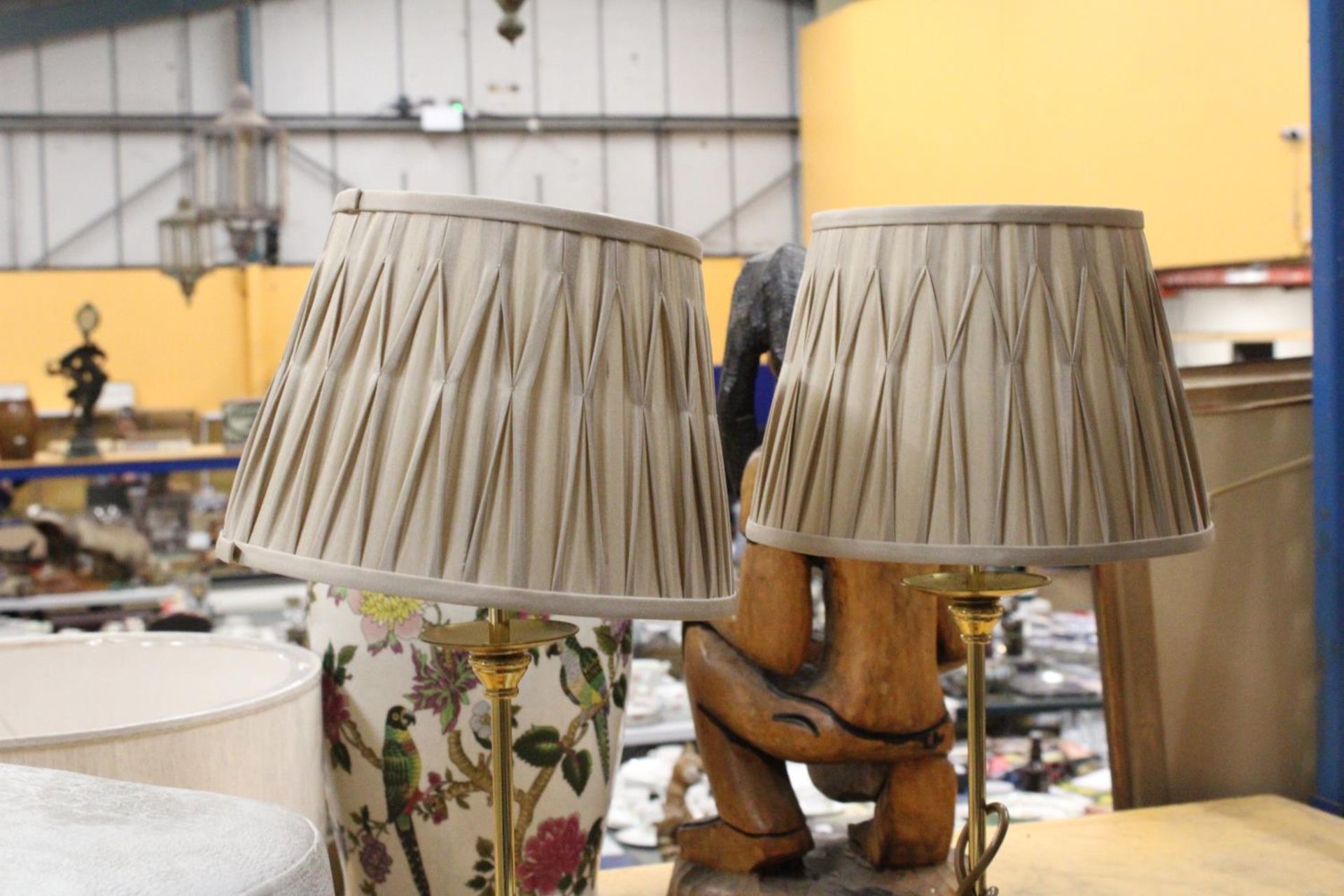 A PAIR OF BRASS TABLE LAMPS WITH SHADES PLUS A TIFFANY STYLE LIGHT SHADE - Image 3 of 6