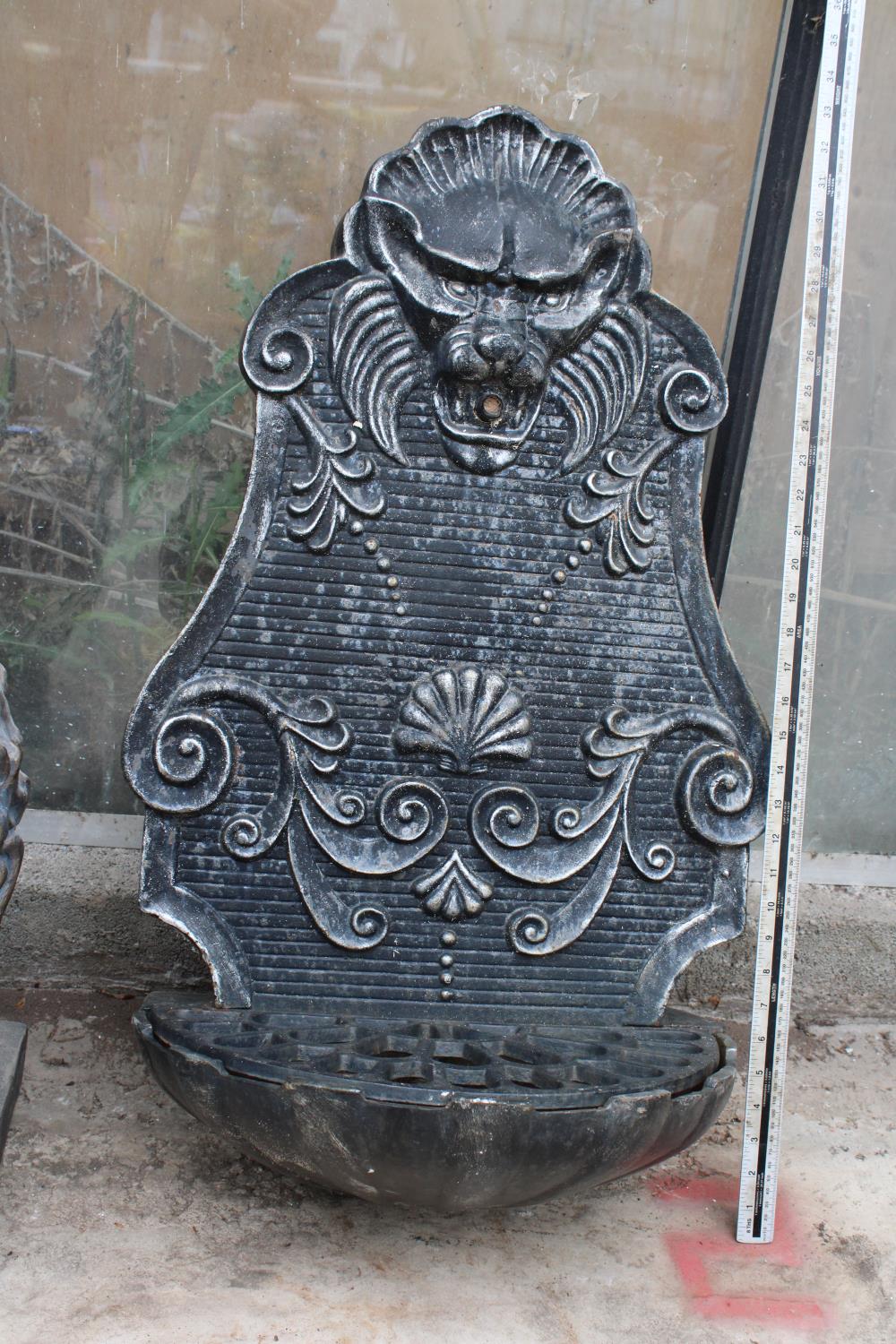 A VINTAGE HEAVY DECORATIVE LION HEAD CAST IRON WALL MOUNTED WATER FEATURE (H:82CM W:49CM)