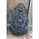 A VINTAGE HEAVY DECORATIVE LION HEAD CAST IRON WALL MOUNTED WATER FEATURE (H:82CM W:49CM)