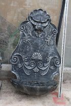 A VINTAGE HEAVY DECORATIVE LION HEAD CAST IRON WALL MOUNTED WATER FEATURE (H:82CM W:49CM)