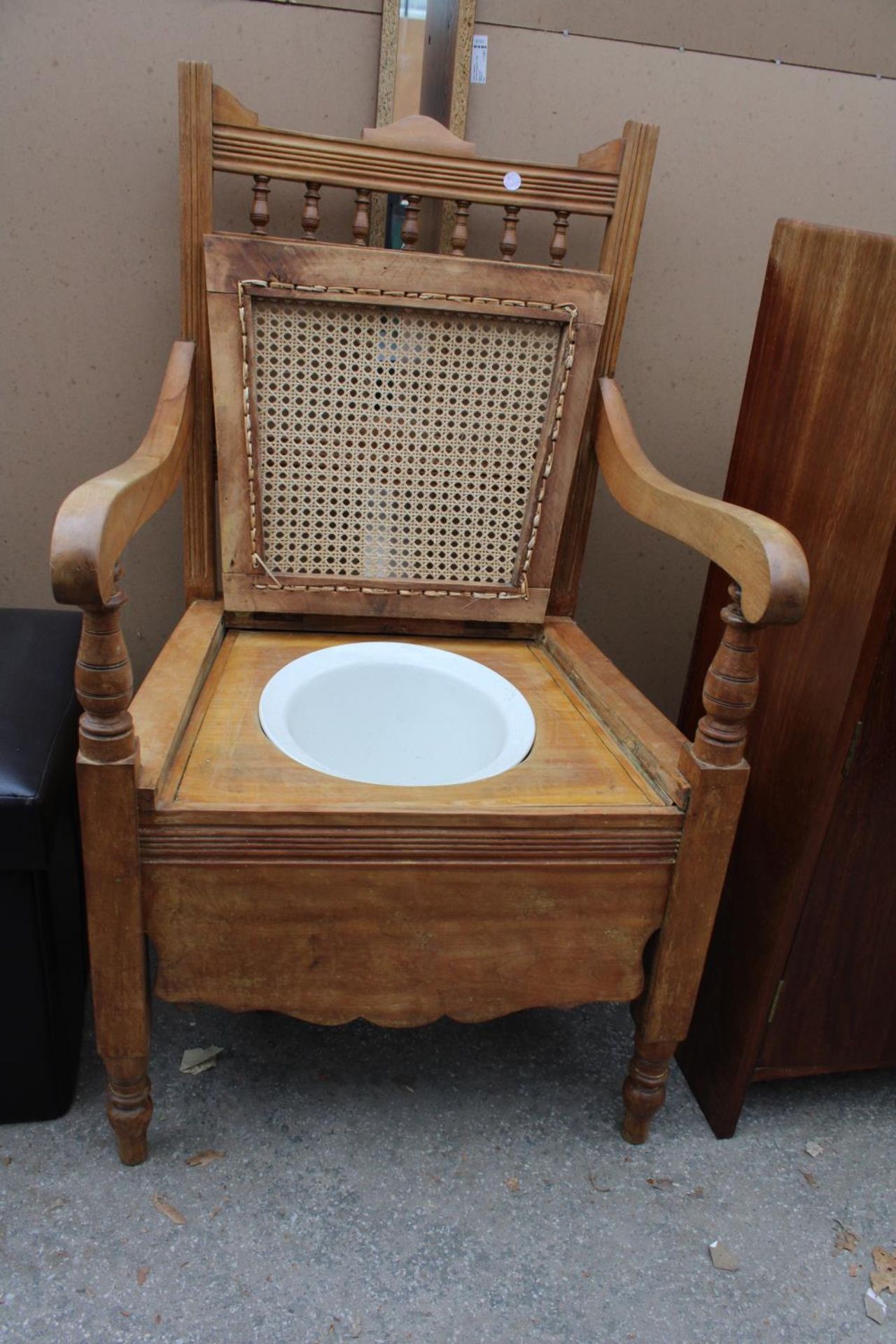 A LATE VICTORIAN COMMODE CHAIR - Image 2 of 2