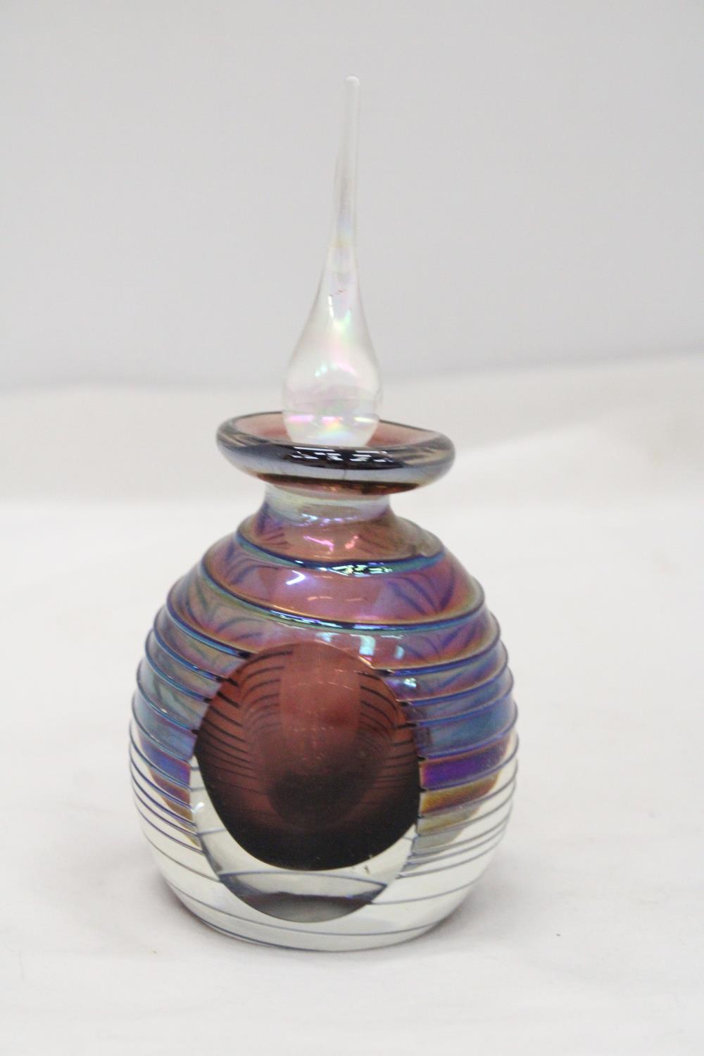 AN IRRIDESCENT GLASS SCENT BOTTLE, HEIGHT 16CM - Image 3 of 4
