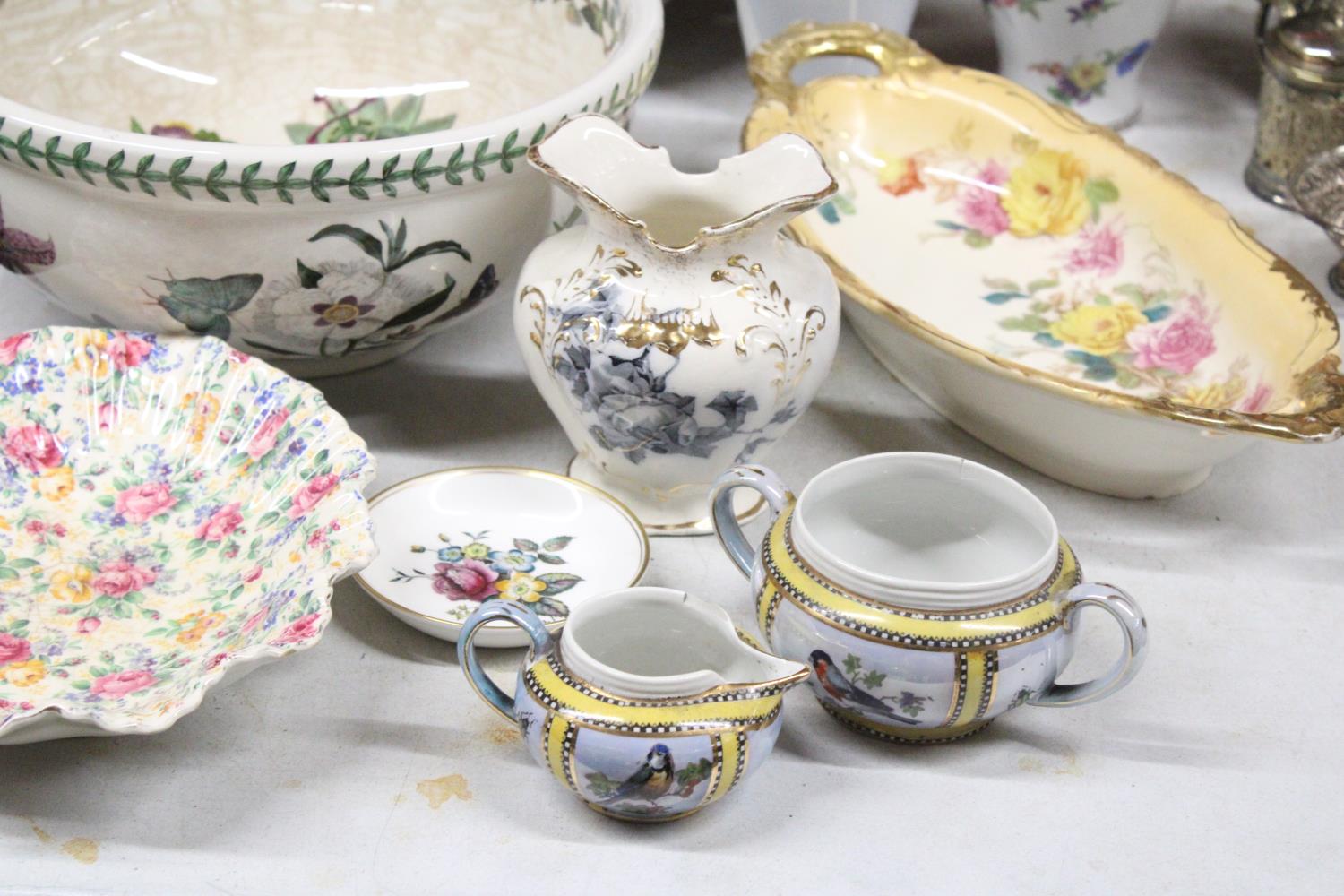 A MIXED LOT TO INCLUDE A LARGE PORTMEIRION BOWL, A FENTON JUG, A ROYAL WORCESTER TRINKET DISH PLUS A - Image 5 of 5