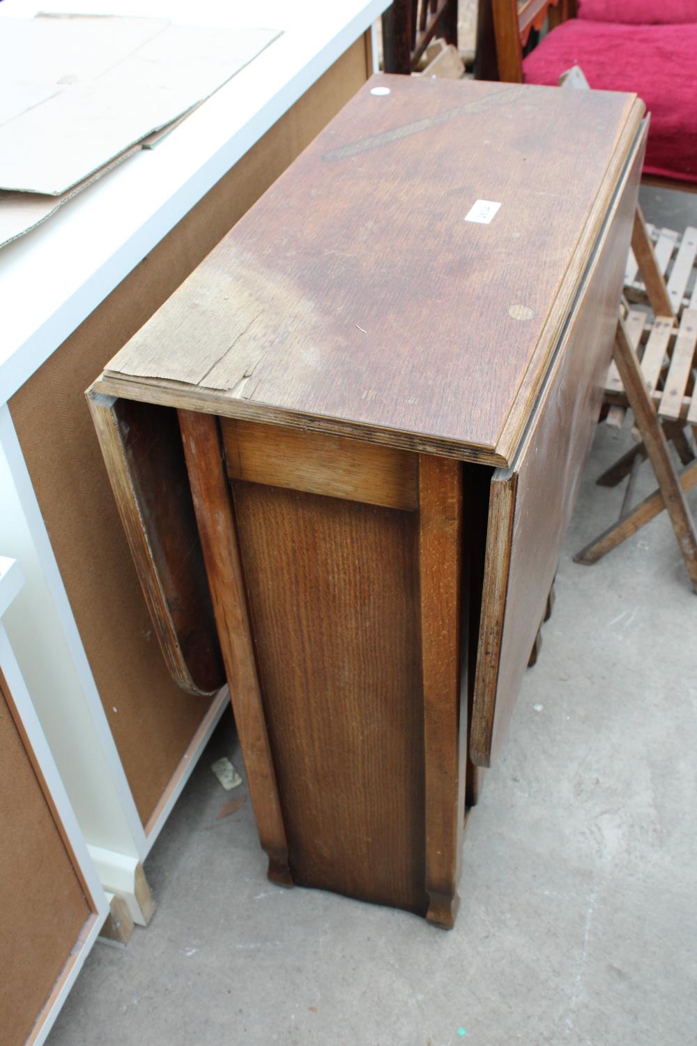 A MID 20TH CENTURY OAK DROP-LEAF TABLE - Image 2 of 2
