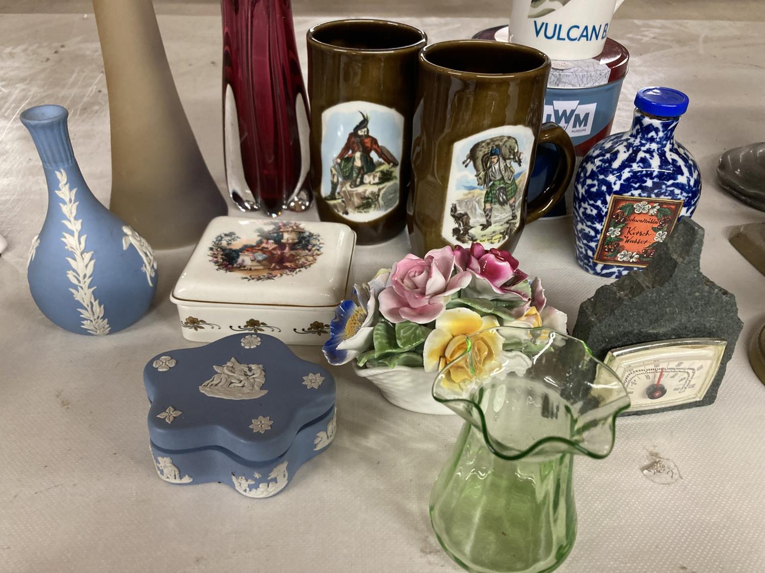 A MIXED LOT OF CERAMICS AND GLASSWARE TO INCLUDE WEDGWOOD JASPERWARE, TANKARDS WITH SCOTTISH IMAGES, - Bild 3 aus 3