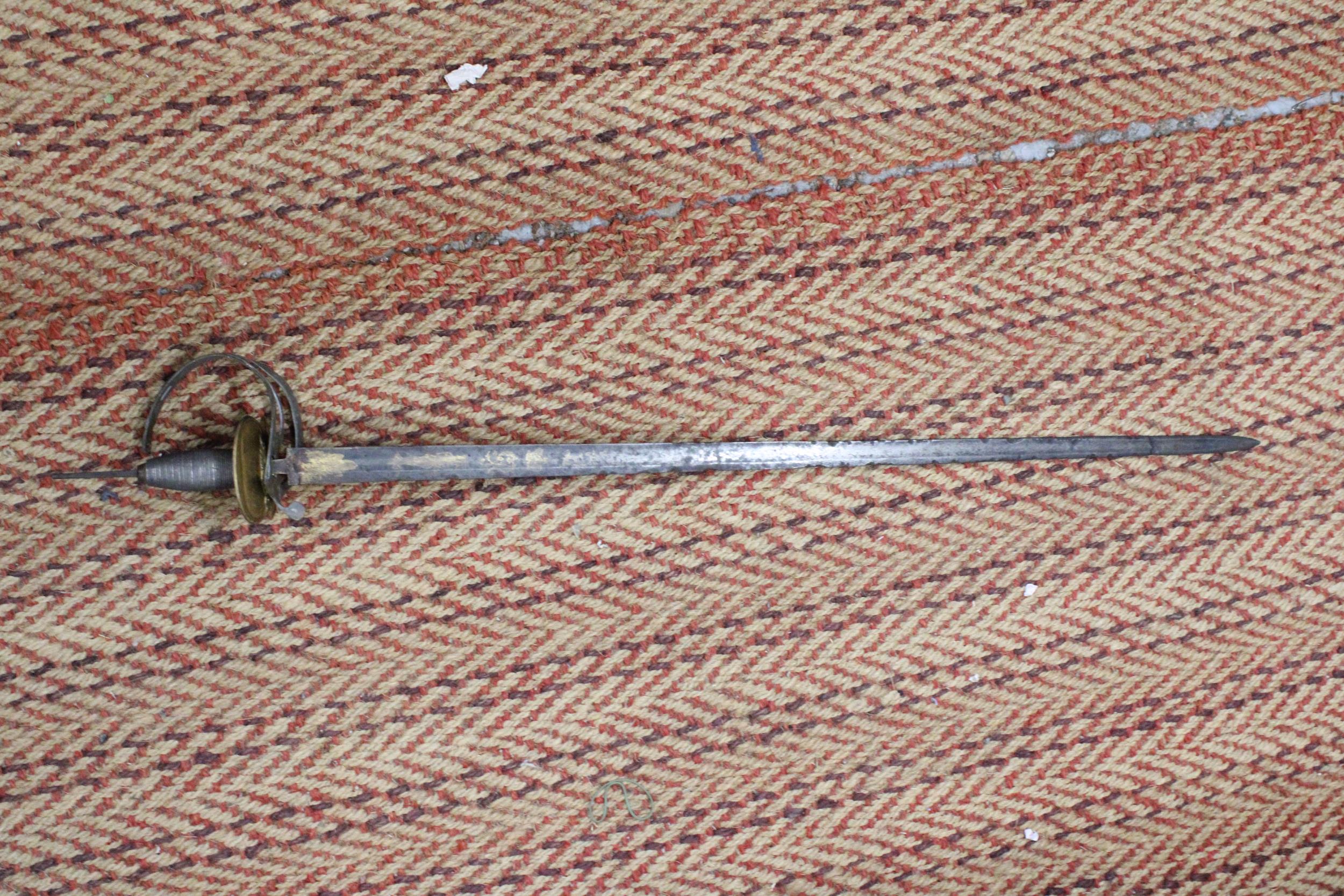 A VINTAGE MILITARY SWORD WITH ORNATE BLADE, LENGTH 101CM