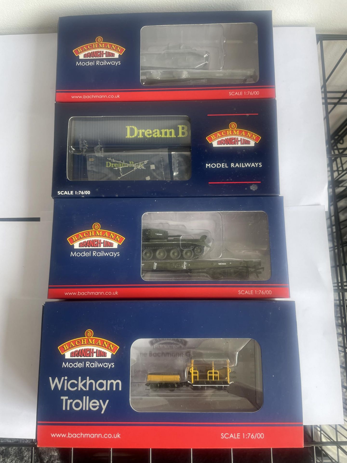 FOUR BOXED BACHMANN 00 GAUGE FREIGHT CARRIAGES TO INCLUDE TWO WITH MILITARY TANKS