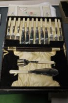 A VINTAGE CASED, CAKE KNIFE AND FORK SET WITH SERVERS, PLUS A TABLE CLOTH AND COTTON NAPKINS